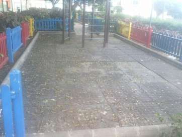 Suciedad en el parque infantil de Casas Nuevas (Foto TA)