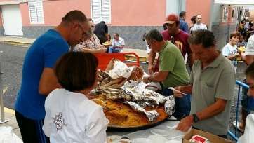 Reparto de la paella (Foto TA)