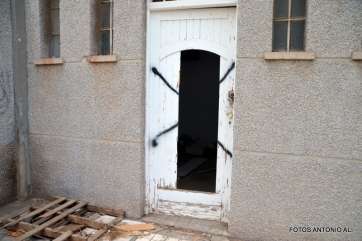 Puertas rotas por las que los niños pueden tener acceso a contadores de luz (Foto Antonio Alí)