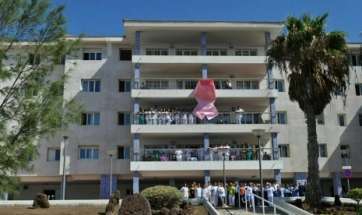 El personal y los usuarios del centro muestran su apoyo a la lucha contra el cáncer de mama (Foto Acfi Press)