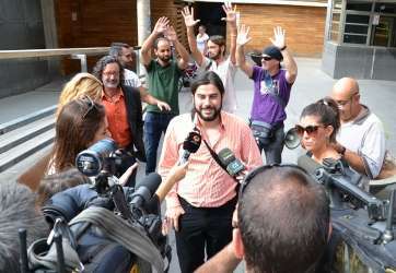 El joven, este martes en las puertas de los juzgados, ante los medios de comunicación (Foto Daniel Ojeda)