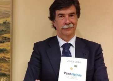 Javier Urra con el libro Psicohigiene (Foto de la web del psicólogo)