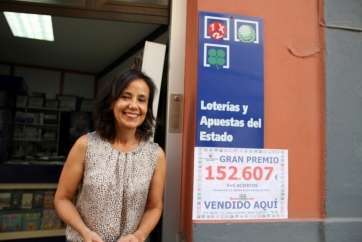 María del Carmen Herrera con el papel que acredita la entrega del premio (Foto Jesús Ruiz Mesa)
