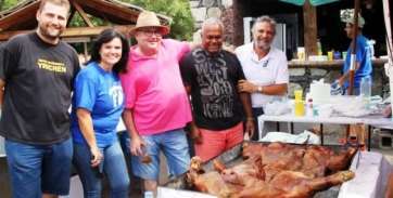 Los asistentes degustaron un cochino asado al estilo cubano (Foto TA)
