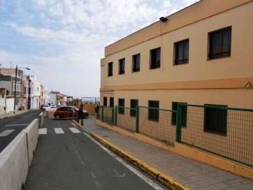 Exterior del CEIP del barrio que fue saqueado este fin de semana (Foto TA)