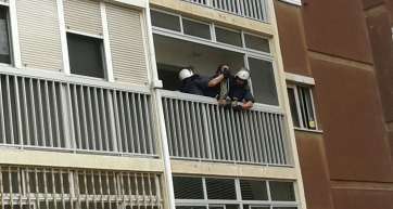 Forcejeo entre uno de los detenidos y la Policía (Foto TA)