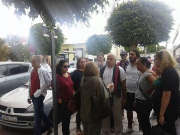 Los detenidos hablando con su abogada este viernes en los juzgados (Foto TA)