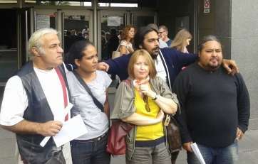 Las cuatro personas que fueron juzgadas junto a su abogada (centro) (Foto TA)