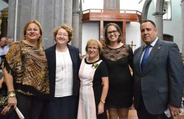 La alcaldesa y el concejal de Festejos con las tres pregoneras (Foto TA)