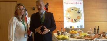 María González Calderín y Lluís Serra en el puesto de Telde en el Congreso de Nutrición y Salud Pública (Foto TA)