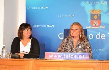 La edila Gloria Cabrera (i) junto a la alcaldesa de Telde (d), Mari Carmen Castellano (Foto TA)