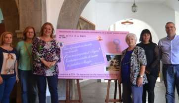 Representantes municipales del movimiento feminista junto al cartel de la campaña (Foto TA)