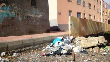 Basura acumulada en el entorno de Marpequeña Alta y Callejón del Castillo (Foto TA)