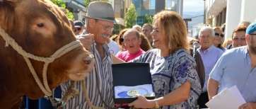 La alcaldesa entrega una placa a uno de los ganaderos (Foto Antonio Alí)