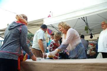 La alcaldesa de Telde colaboró en el reparto del potaje (Foto TA)