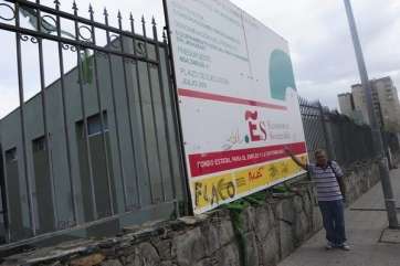 Sergio Hernández ante el centro de mayores que nunca se inauguró (Foto Juan Carlos Alonso-C7)