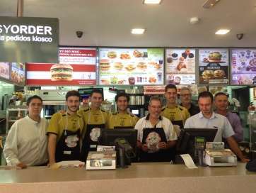 El entrenador y jugadores de la UD Telde se adhirieron al acto solidario (Foto TA)