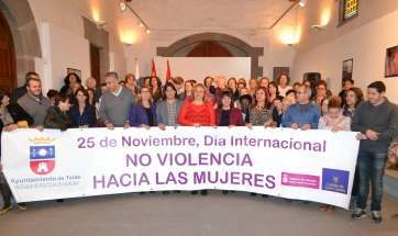 Representantes políticos y sociales con la pancarta en contra de la violencia de género (Foto TA)
