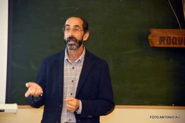 El especialista José Montesdeoca, esta tarde-noche en la sede de la AV El Roque Azucarero (Foto Antonio Alí)
