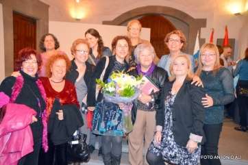 Juana María Ruiz, autora del libro sobre el Centro de la Mujer de Telde, con algunas de las promotores del proyecto  (Foto Antonio Alí)