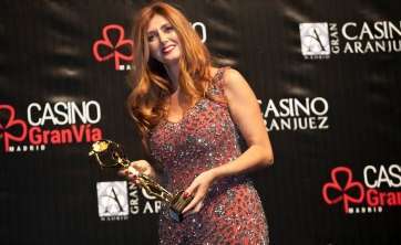 Patricia Betancort con el premio (Foto TA)