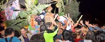 Momento del reparto de la caña dulce entre los asistentes (Foto TA)