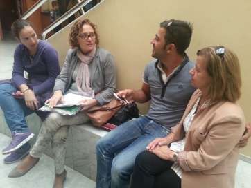 Miembros de la directiva del Patronato de Fiestas esperan por el concejal en las Oficinas Municipales de San Juan (Foto TA)