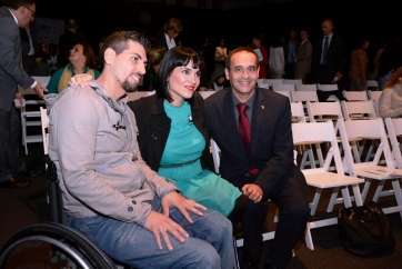 El consejero teldense Antonio Hernández Lobo con Irene Villa (Foto Acfi Press)