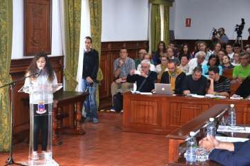 Nayra Lobato durante la lectura de la propuesta, este viernes (Foto TA)