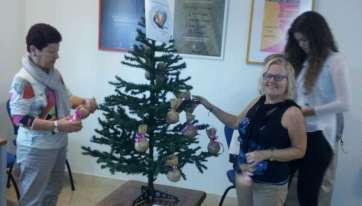 La Fundación colocó un árbol de Navidad con el nombre de todos sus colaboradores (Foto TA)