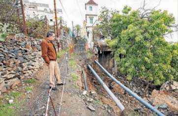 Un vecino observa la zona derrumbada (Foto Borja Suárez-C7)
