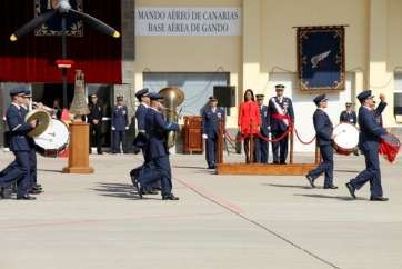 Momento del desfile militar ante las autoridades civiles y militares (Foto Jesús Ruiz Mesa)