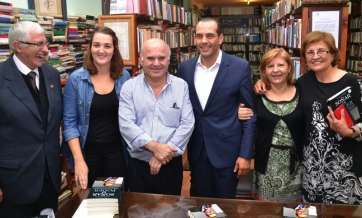 Juan Verde Suárez, junto a su madre Dolores y a los integrantes de la Obra Social de Acogida y Desarrollo (Foto TA)
