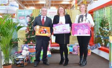 Javier Ojeda, Mari Carmen Castellano y Sonsoles Martín, esta mañana en la inauguración del punto de recogida (Foto TA)