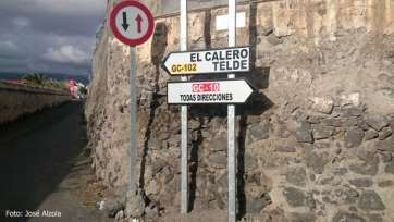 Señalización colocada en la vía principal de Marpequeña Alta (Foto José Alzola)