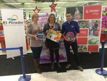 Castellano y Martín en el punto de recogida de juguetes (Foto TA)