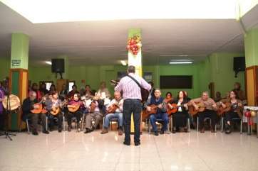 Actuación de la rondalla, este viernes (Foto TA)