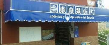 Fachada del bazar que ha vendido el cuarto premio del Gordo de Navidad, en Casas Nuevas (Foto TA)