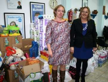 La presidenta y la secretaria local del PP, junto a los juguetes recolectados (Foto TA)