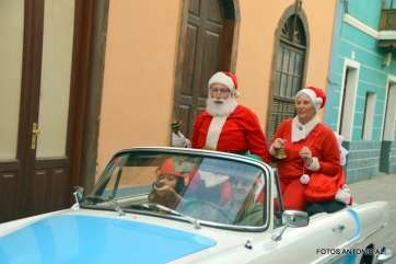 Papá Noel llegó el pasado sábado a Telde a bordo de un descapotable (Foto Antonio Alí)
