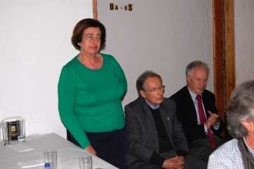 Momento en que la Orden le da la bienvenida a Elisa Rodríguez (Foto TA)