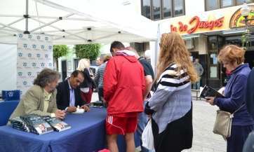 Juan Verde firma ejemplares de su libro en San Gregorio (Foto TA)