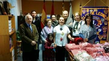 Miembros del Club de Leones hicieron entrega a la concejala de Desarrollo Local de 18 paquetes con regalos (Foto TA)