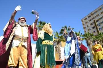 Los Reyes Magos reciben la llave de la ciudad de manos de la alcaldesa Mari Carmen Castellano (Foto TA)