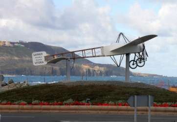 Monumento en una rotonda en Guanarteme (Foto Jesús Ruiz Mesa)