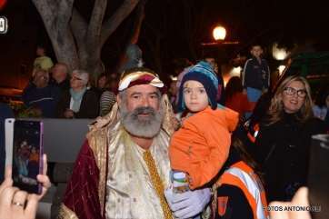 Melchor con un niño de Telde ( Foto Antonio Alí)