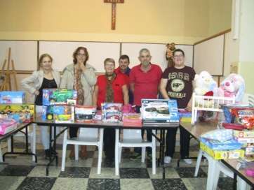 Miembros de Cáritas con los regalos (Foto TA)