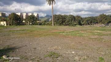 Explanada donde se construye el nuevo parque para perros (Foto José Alzola)