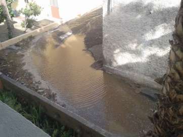 Charcos que se forman tras las averías en el suministro de agua (Foto TA)