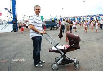 El concejal Francisco López, con su primera hija, en una imagen de archivo (Foto TA)